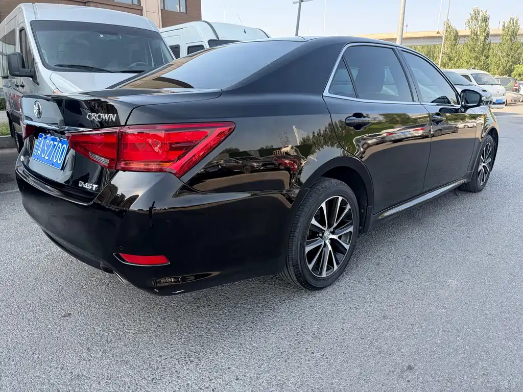 Toyota Crown — миниатюра 9