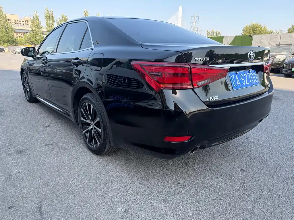 Toyota Crown — миниатюра 7