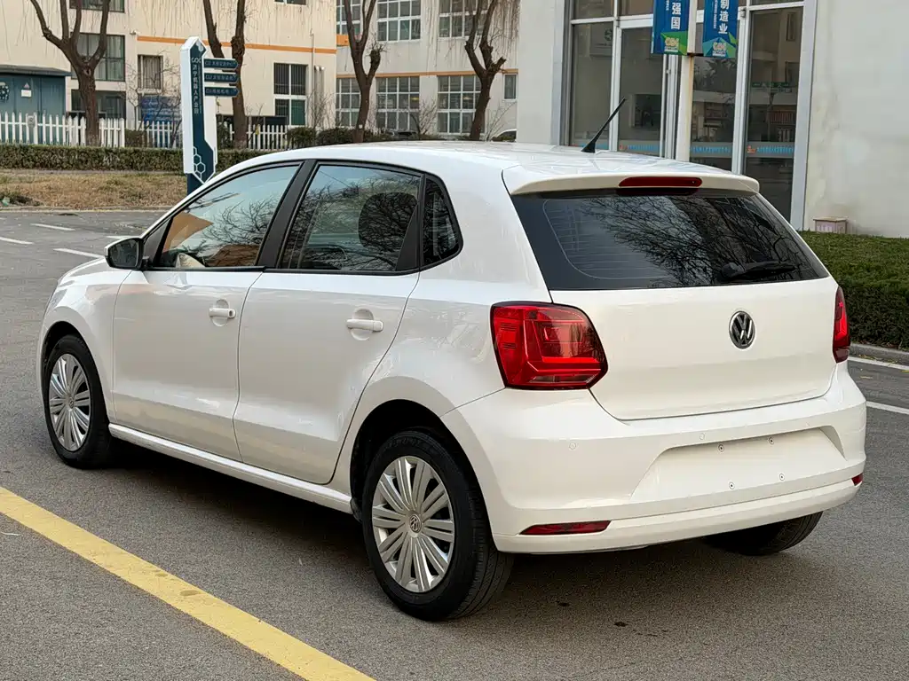 VOLKSWAGEN POLO