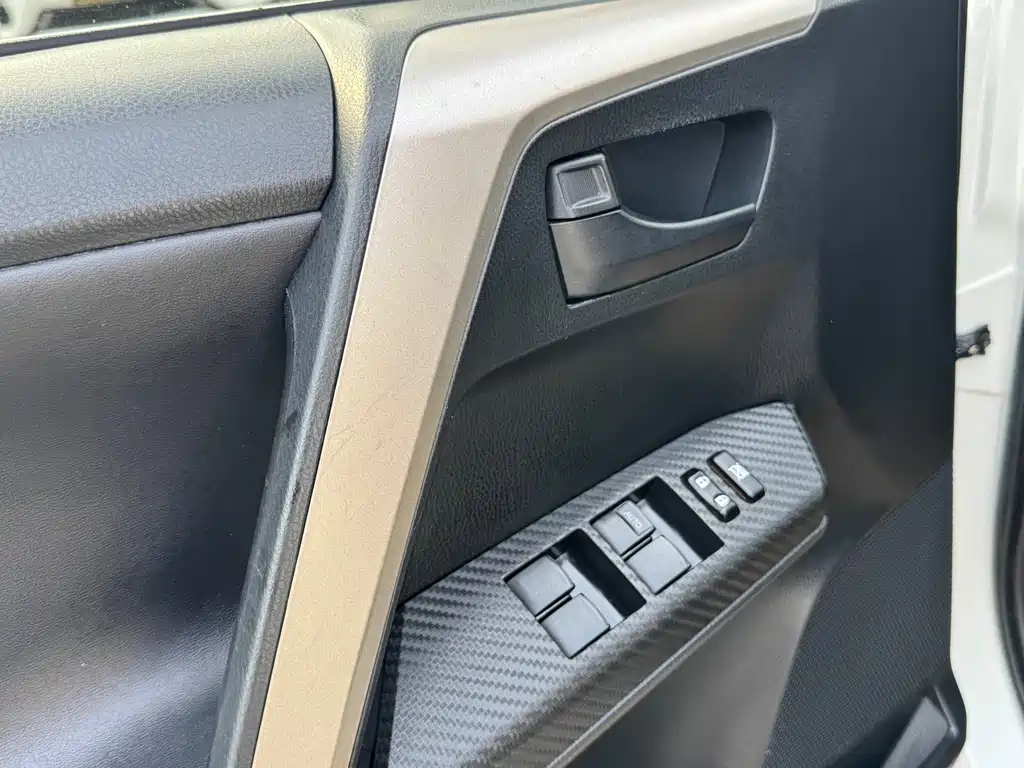 Toyota RAV4 — миниатюра 3