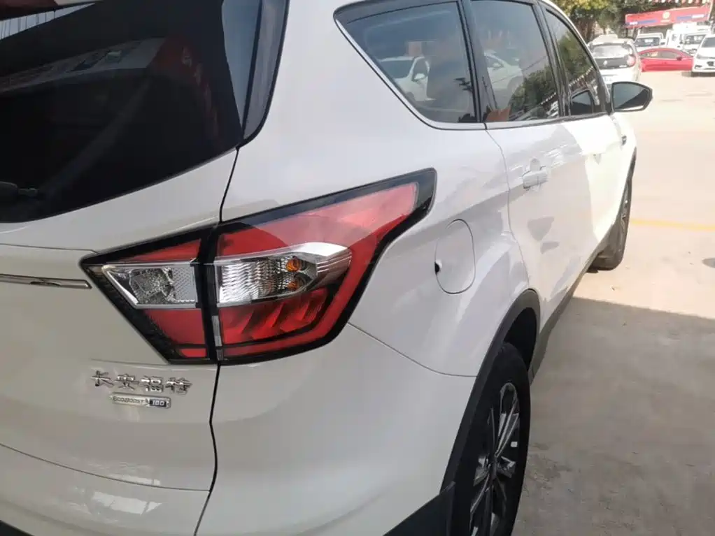 Ford Kuga — миниатюра 8