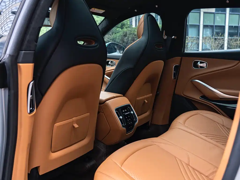 Aston Martin DBX — миниатюра 14