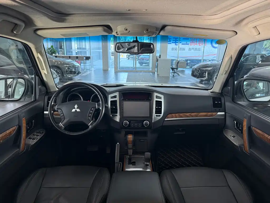 Mitsubishi Pajero (Import) — миниатюра 11