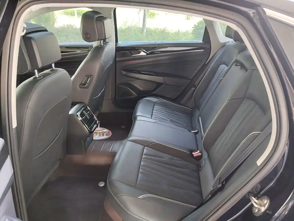 Volkswagen Passat PHEV — миниатюра 17