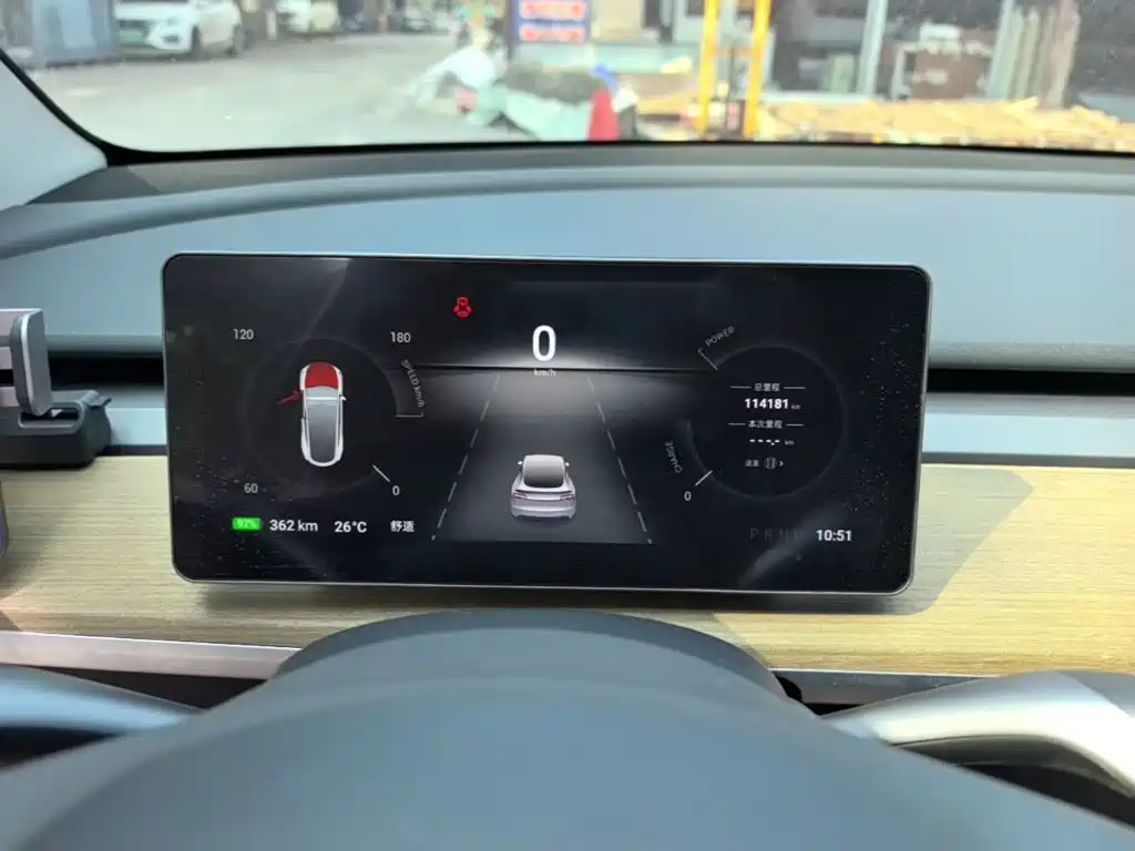 Tesla Model Y — миниатюра 12
