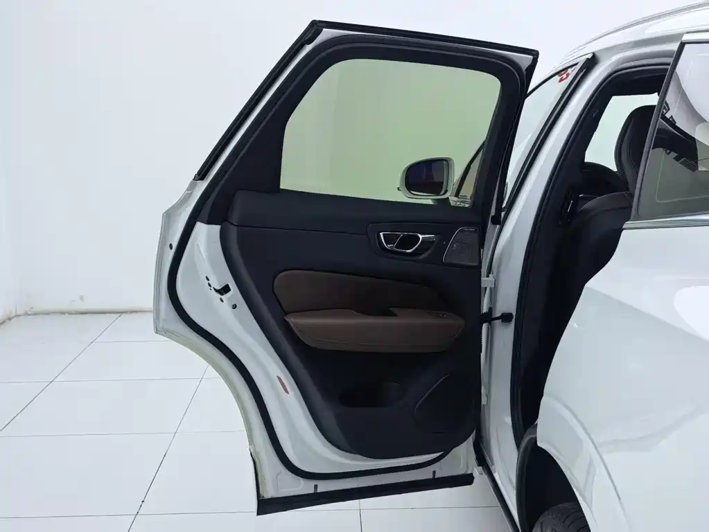 Volvo XC60 PHEV — миниатюра 23