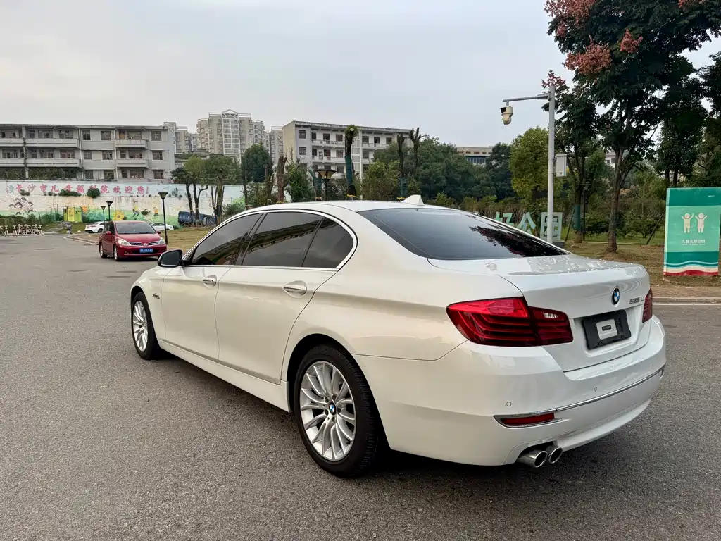 BMW 5 Series — миниатюра 13