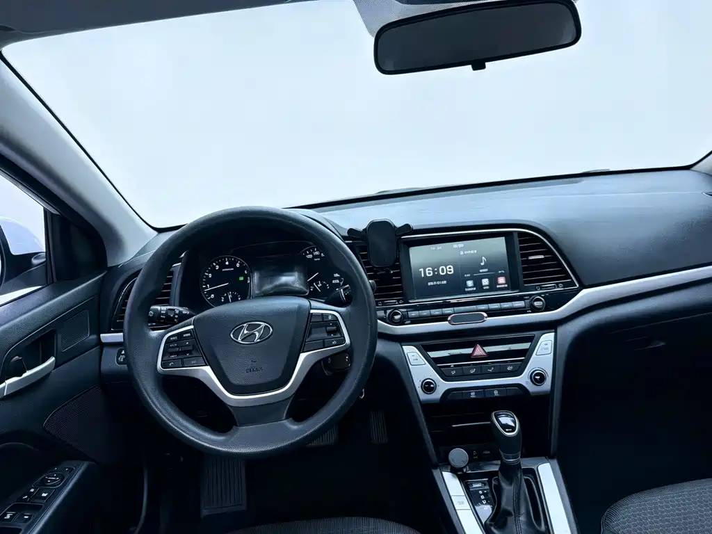 Hyundai Elantra — миниатюра 5
