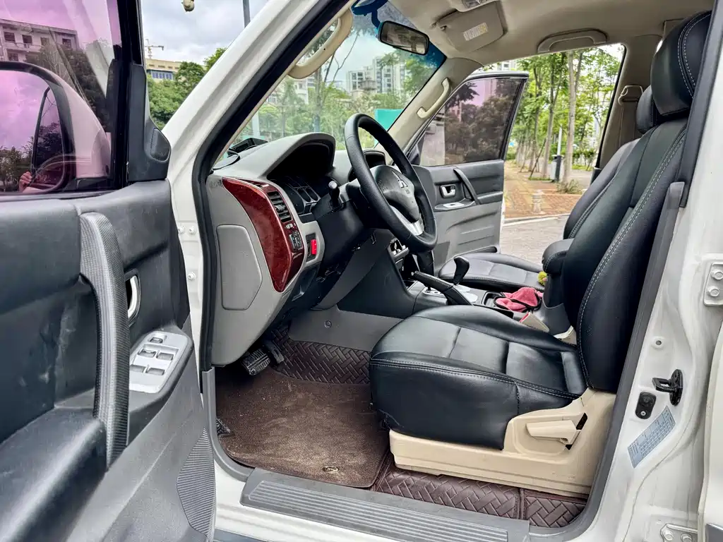 Mitsubishi Pajero — миниатюра 4