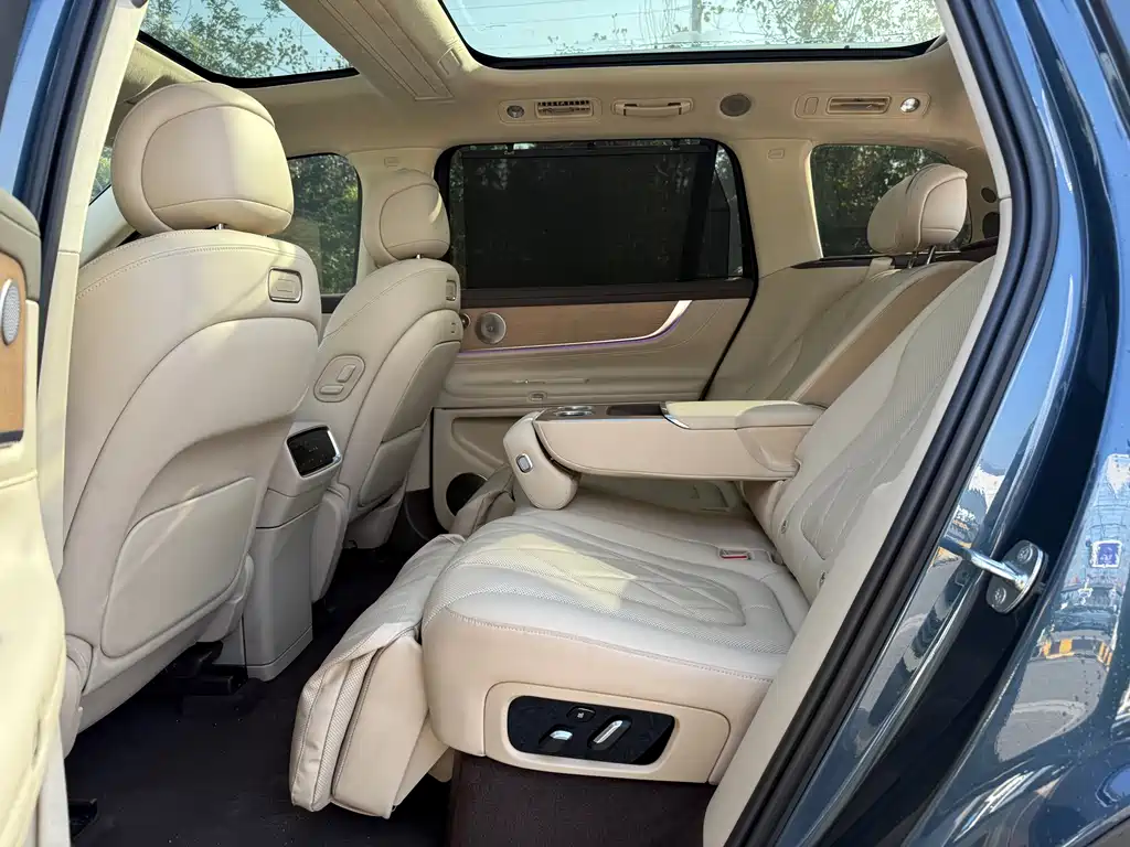 AITO ASK THE WORLD M9