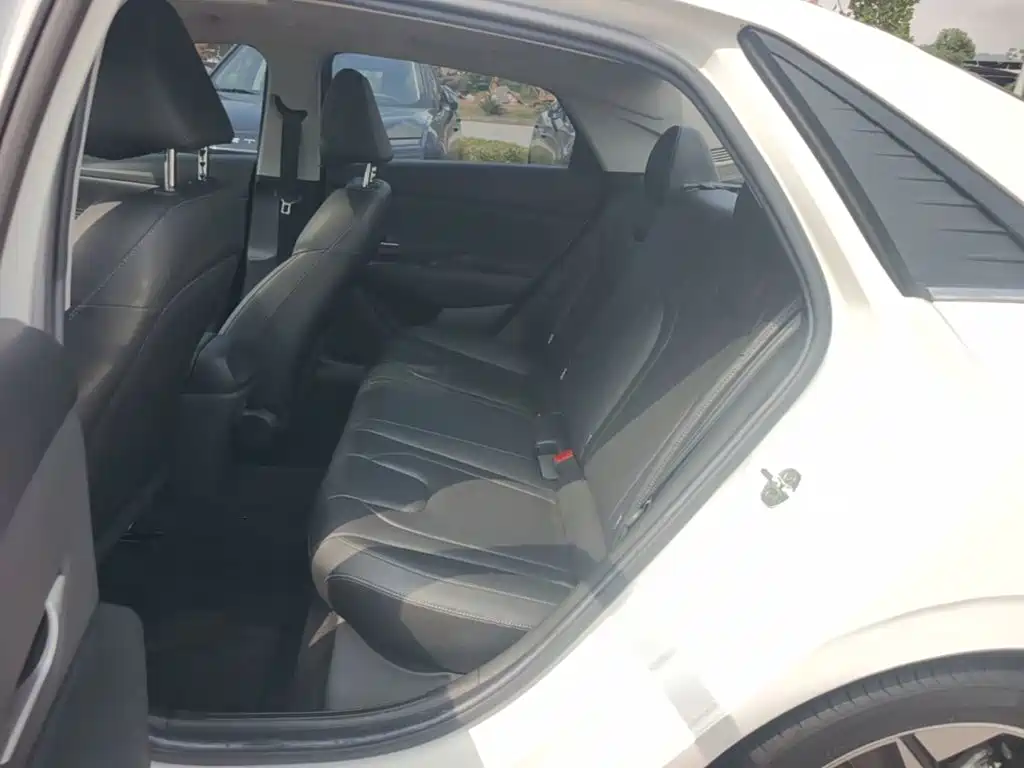 Hyundai Elantra — миниатюра 17
