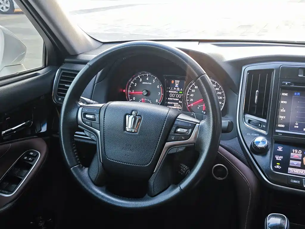 Toyota Crown — миниатюра 12