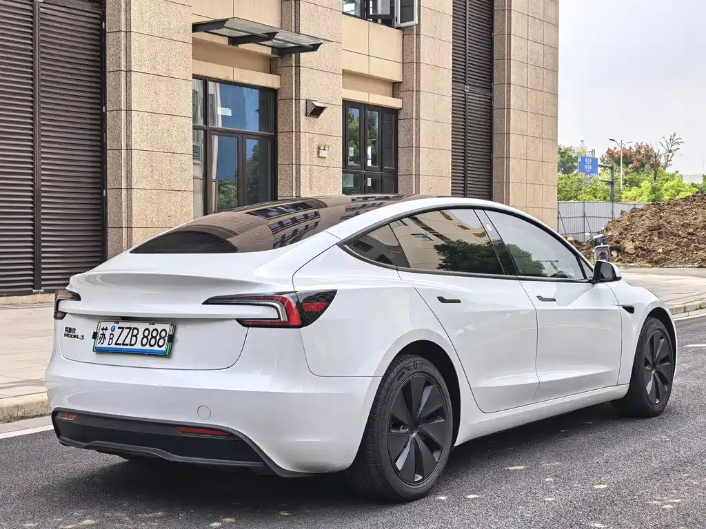 Tesla Model 3 — миниатюра 4