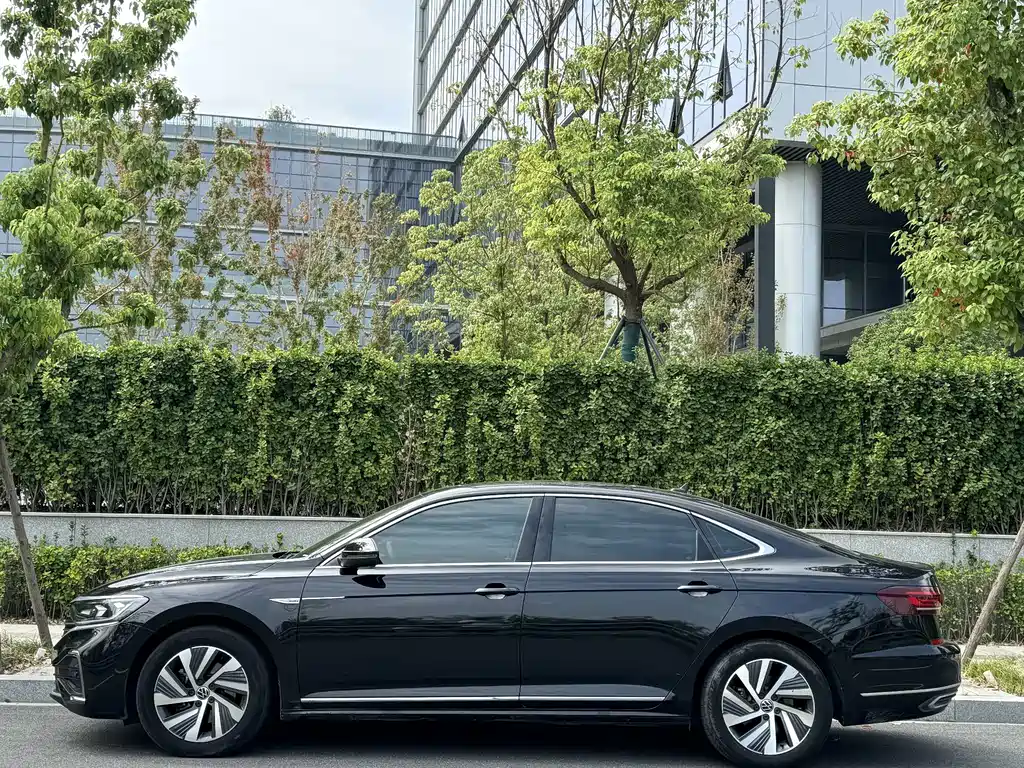 Volkswagen Passat PHEV — миниатюра 19