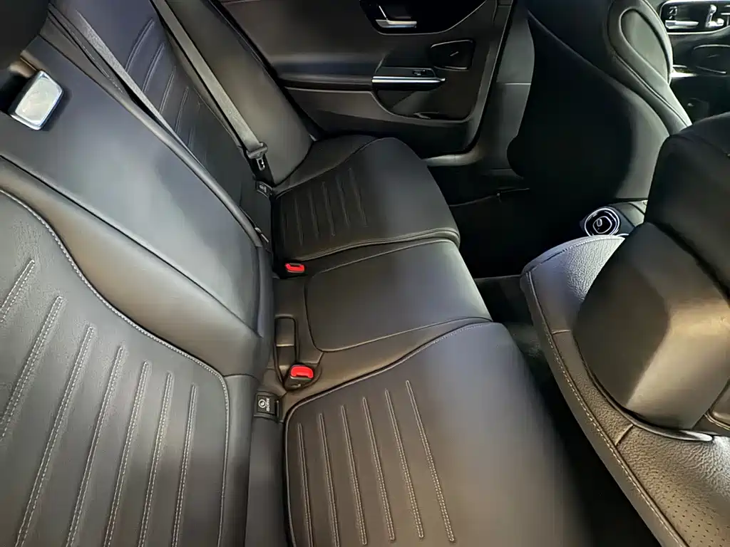 Mercedes-Benz C-Class — миниатюра 11