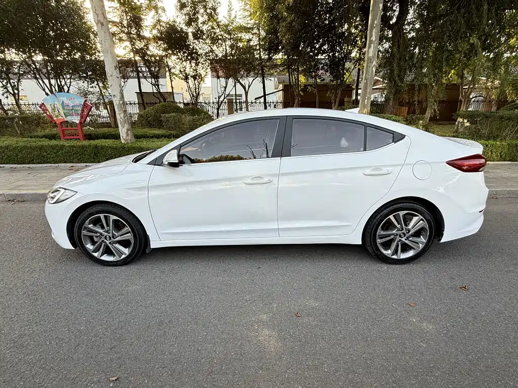 Hyundai Elantra — миниатюра 8