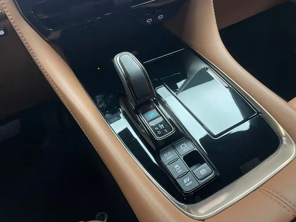 Toyota Alphard — миниатюра 15