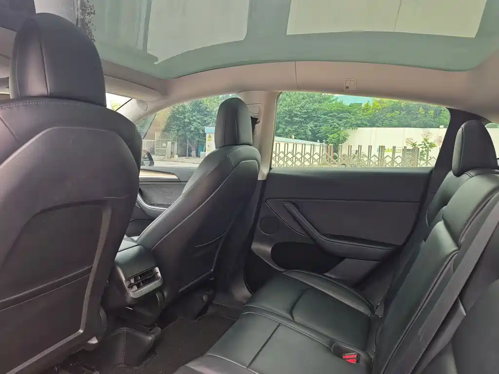 Tesla Model Y — миниатюра 5