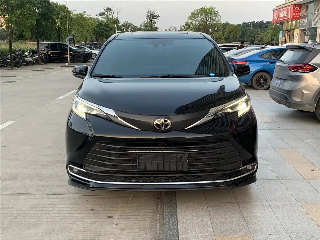 Toyota Sienna — миниатюра 2