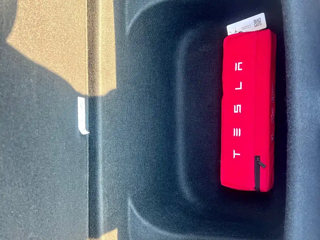 Tesla Model Y — миниатюра 16