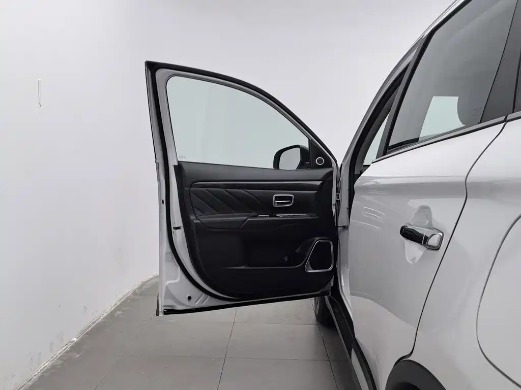 Mitsubishi Outlander — миниатюра 8
