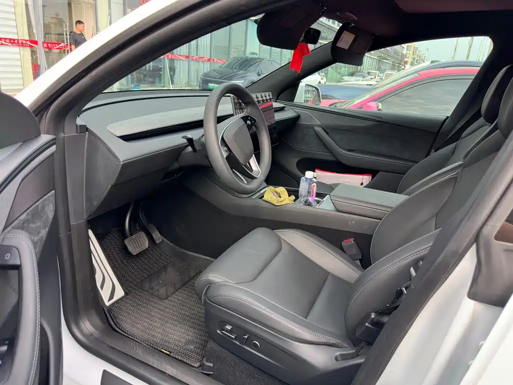 Tesla Model Y L — миниатюра 5