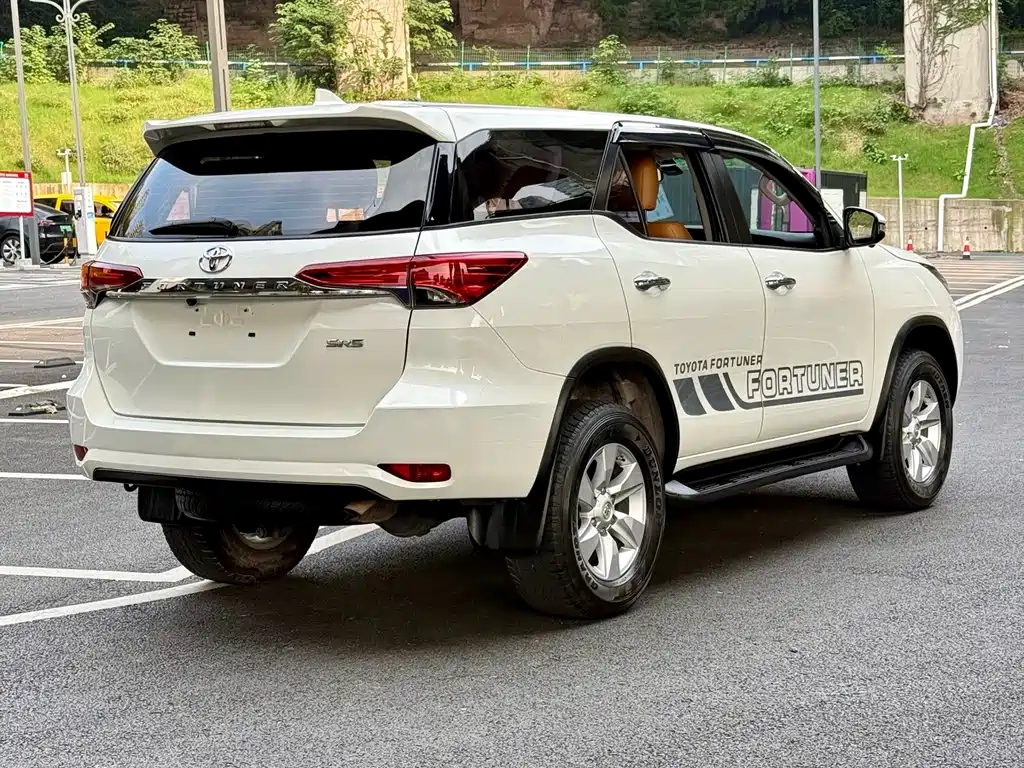 Toyota Fortuner — миниатюра 7