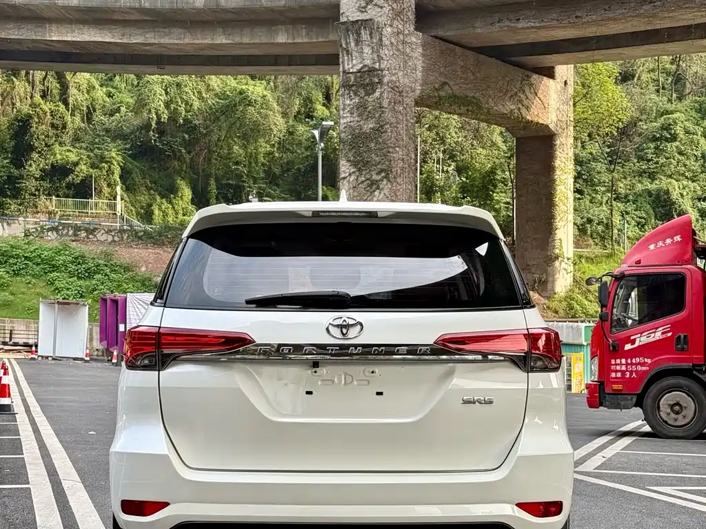 Toyota Fortuner — миниатюра 8