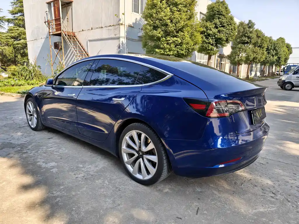 Tesla Model 3 — миниатюра 7