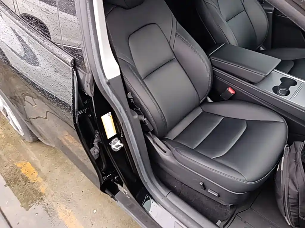 Tesla Model Y — миниатюра 25
