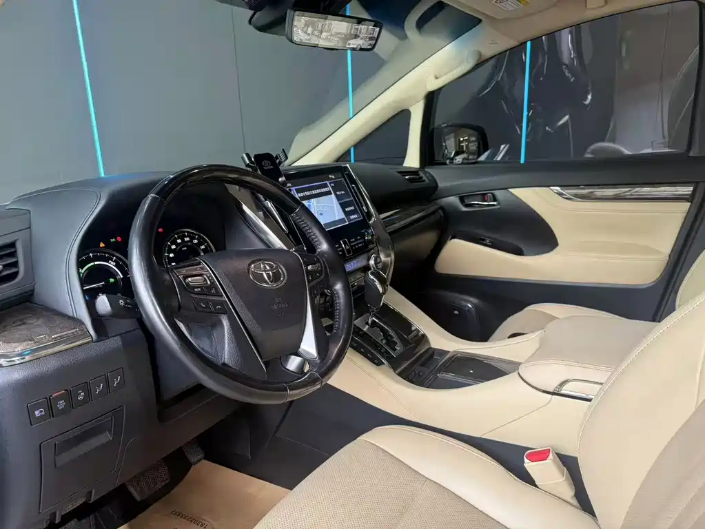 Toyota Alphard — миниатюра 10