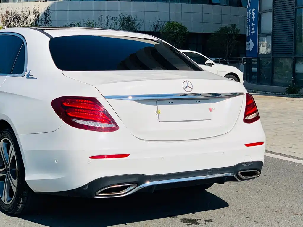 Mercedes-Benz E-Class — миниатюра 9