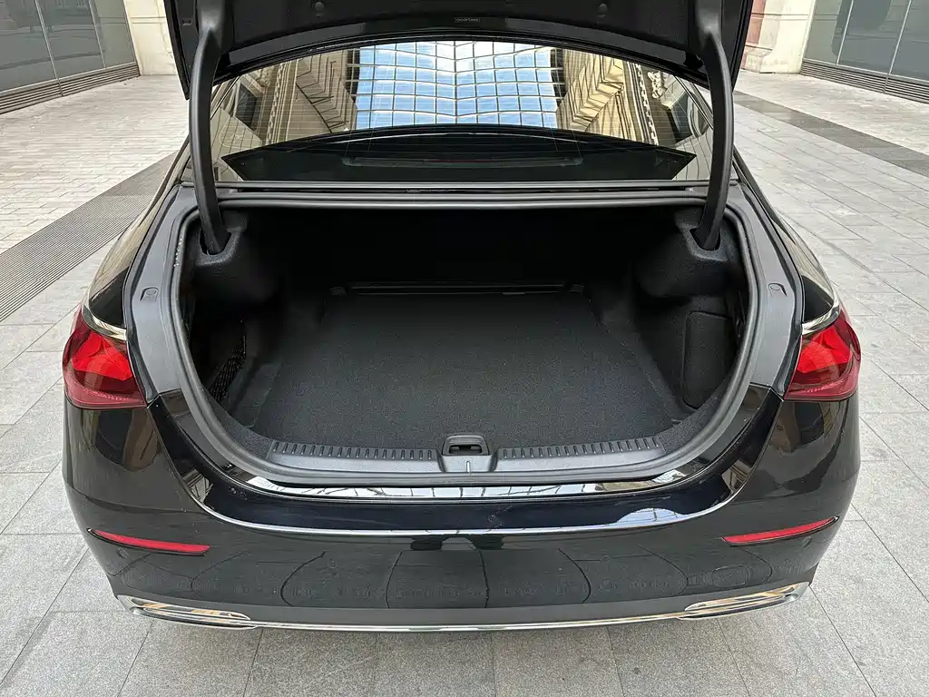 Mercedes-Benz E-Class — миниатюра 10