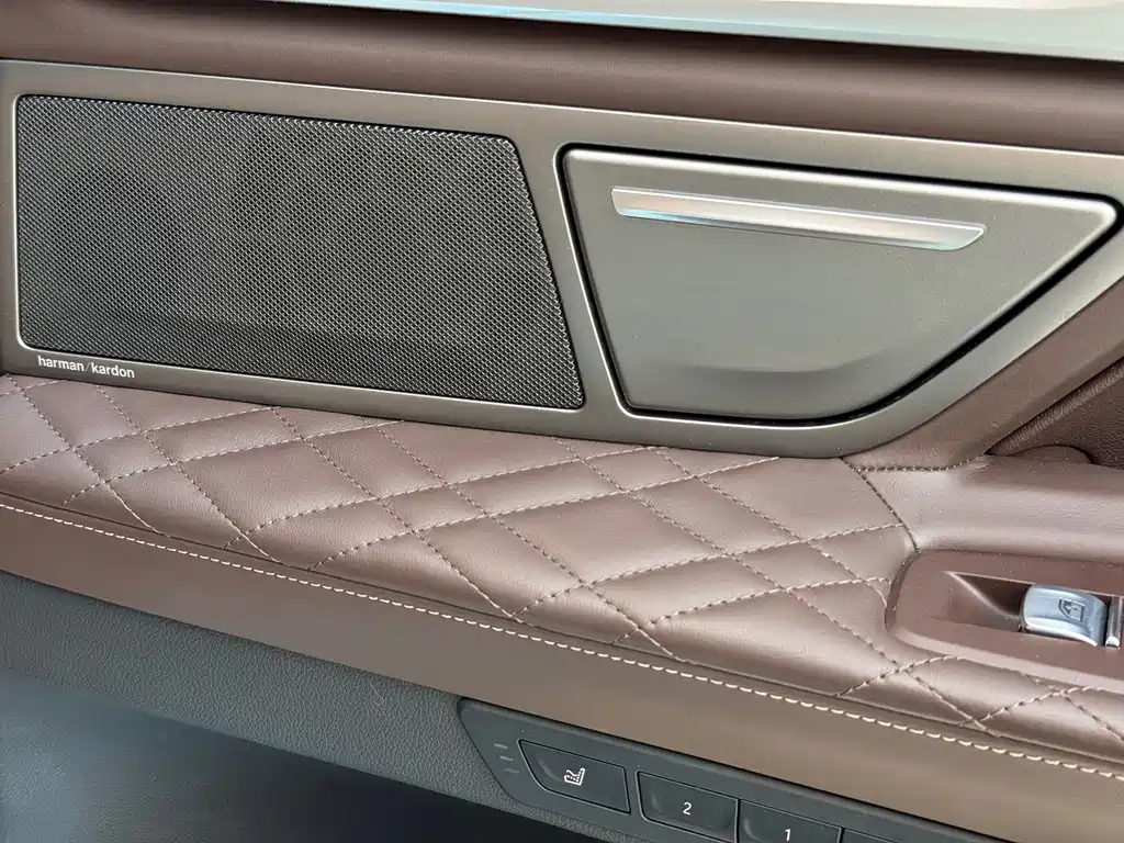 BMW 7 Series — миниатюра 13