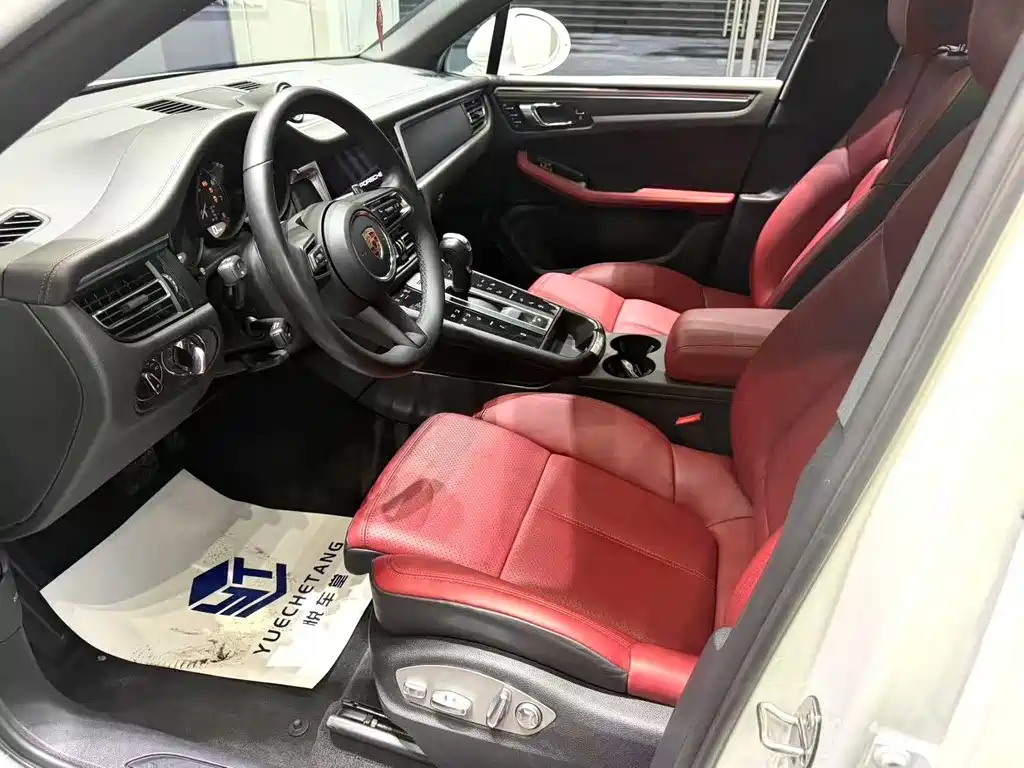 PORSCHE MACAN