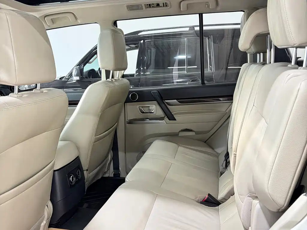 Mitsubishi Pajero (Import) — миниатюра 11