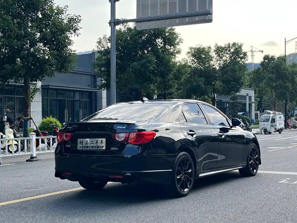 Toyota Reiz — миниатюра 7