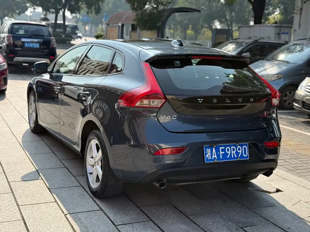 VOLVO V40