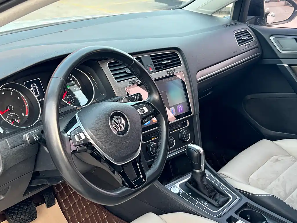 VOLKSWAGEN GOLF