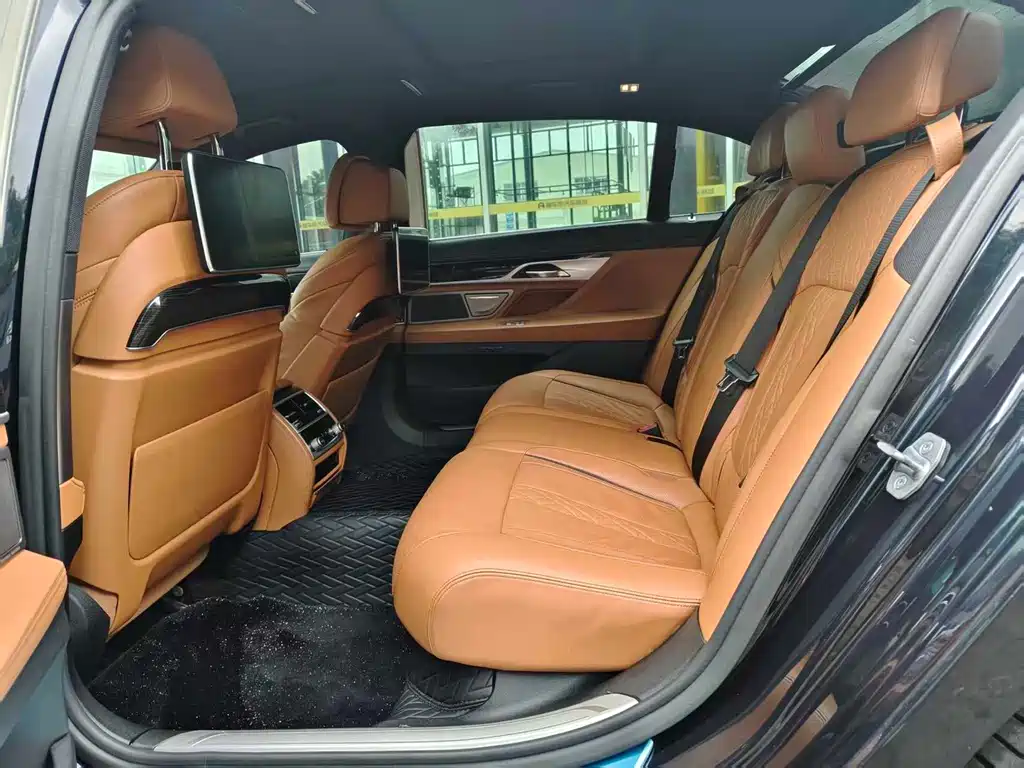 BMW 7 Series — миниатюра 6