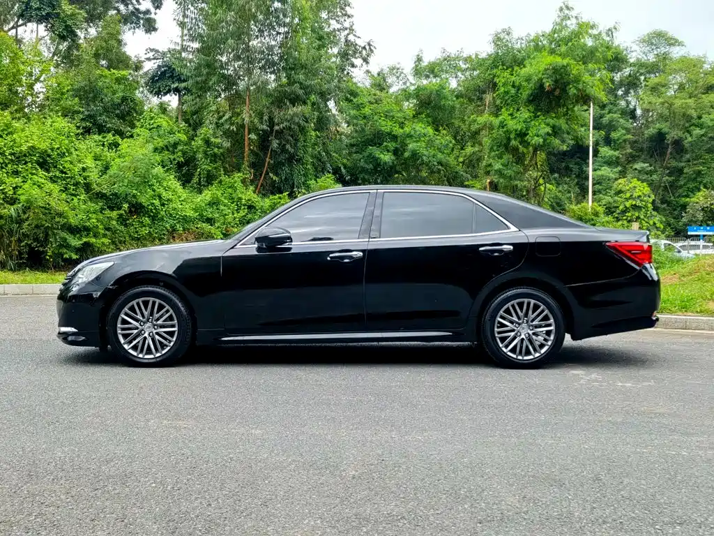 Toyota Crown — миниатюра 4
