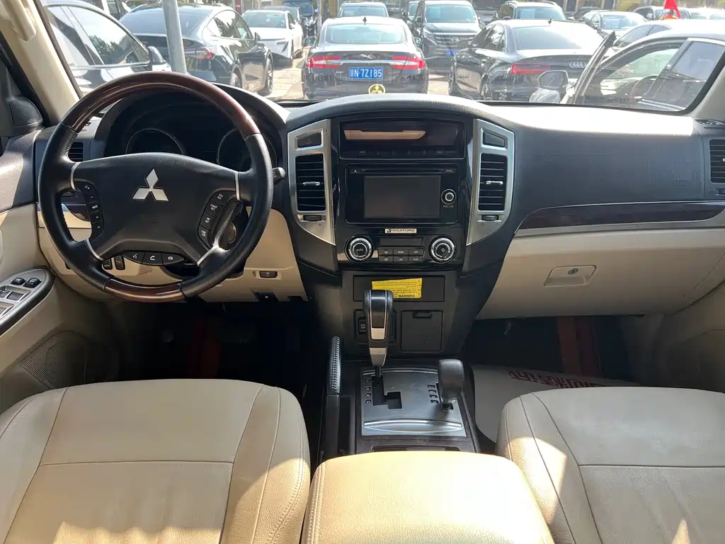 Mitsubishi Pajero (Import) — миниатюра 10
