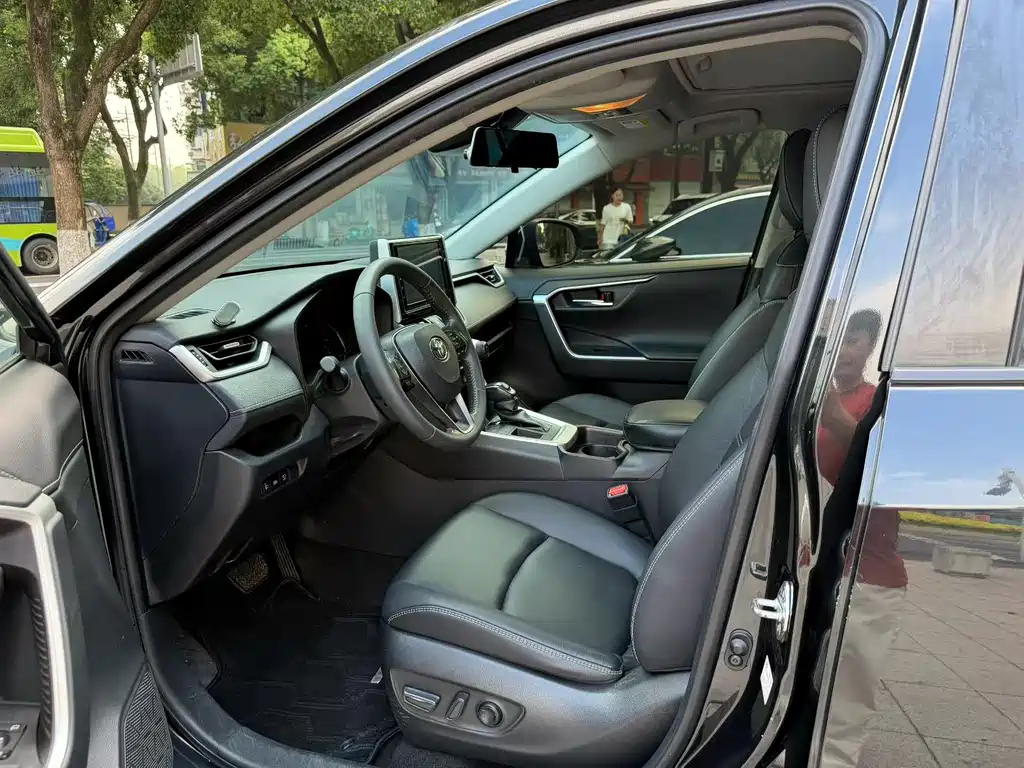 Toyota RAV4 — миниатюра 4