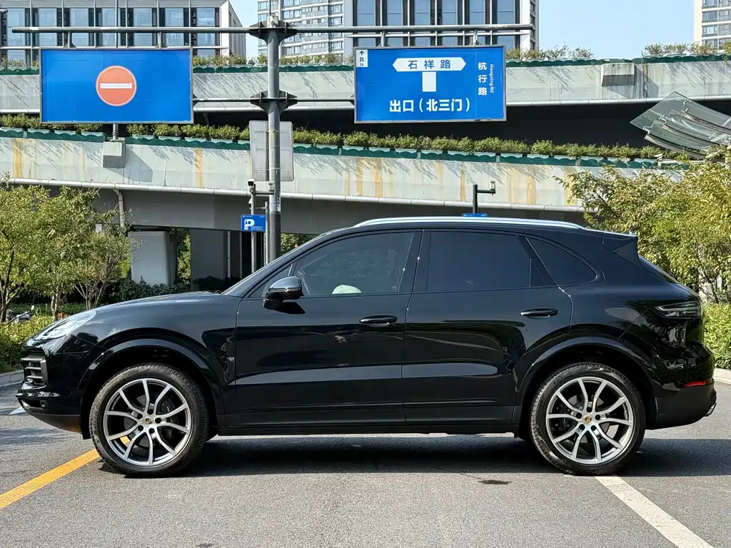 Porsche Cayenne — миниатюра 7