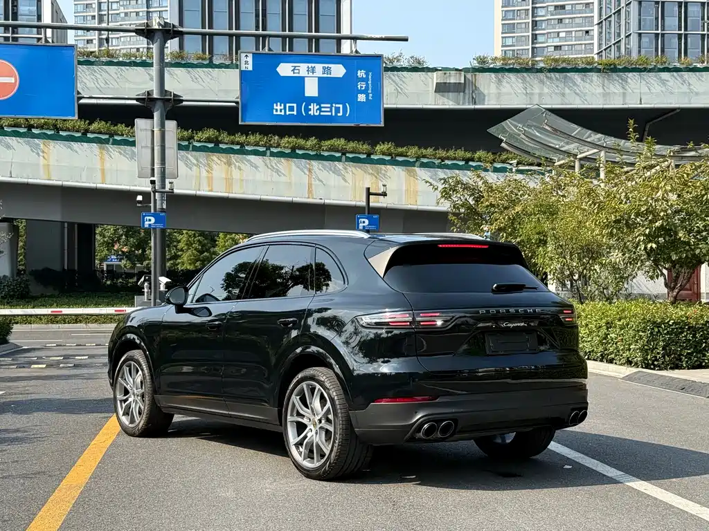 Porsche Cayenne — миниатюра 4
