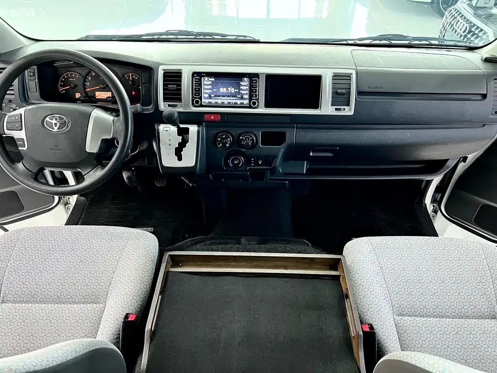 Toyota Hiace — миниатюра 8