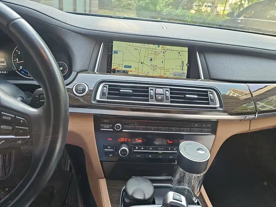BMW 7 Series — миниатюра 13