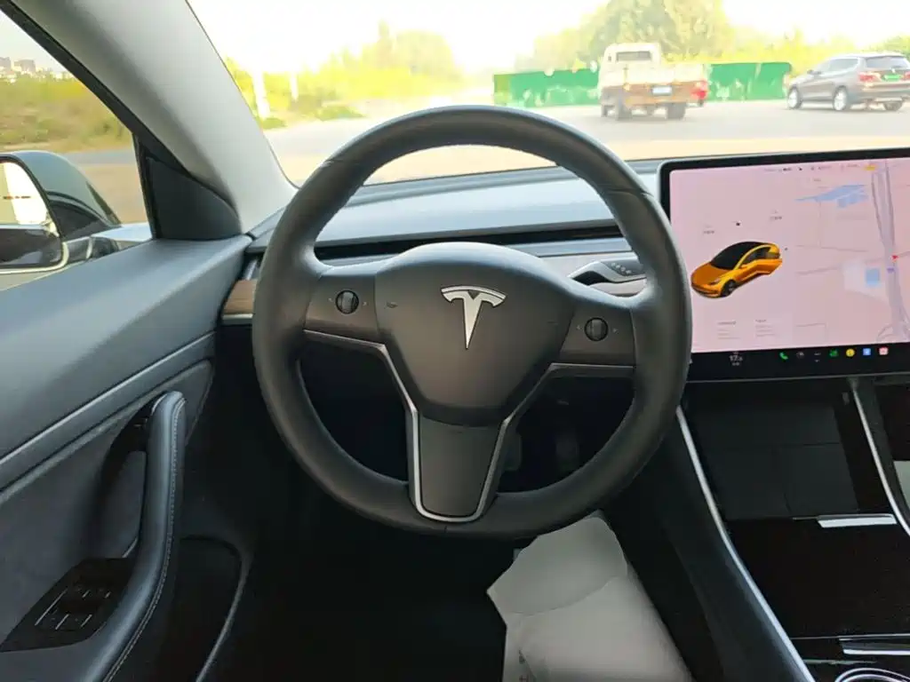 Tesla Model 3 — миниатюра 11