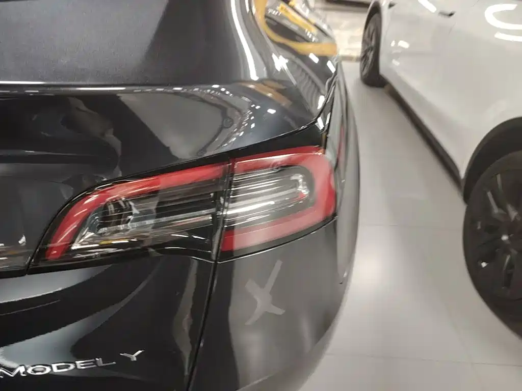 Tesla Model Y — миниатюра 8