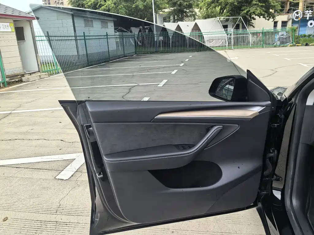 Tesla Model Y — миниатюра 25